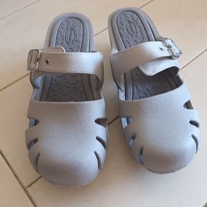 Dr Scholls Platform clogs 😇